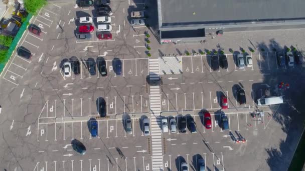 Veel auto 's op de parkeerplaats bovenaanzicht. Parkeren bij de winkel uitzicht vanaf de drone. — Stockvideo