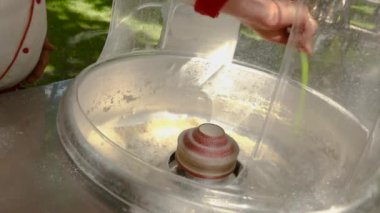 Pamuk şeker yapıyorum. Parkta pamuk şeker pişirmek