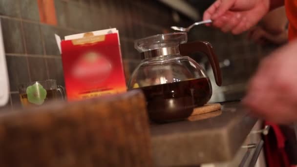 Thee maken. Thee zetten, wordt in een theepot gegoten. — Stockvideo