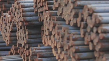 Yuvarlak metal kurusıkı, metal kurusıkı, metal depo. Yuvarlak metal borular.