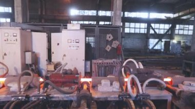 Taşıma bandında sıcak metal, fabrikada sıcak kırmızı metal.