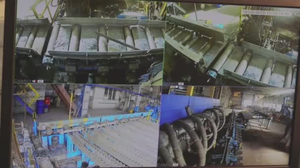 Cámaras internas para seguridad de fábrica. Multipantalla muestra vídeo de CCTV. Cámaras instaladas en la fábrica — Vídeos de Stock
