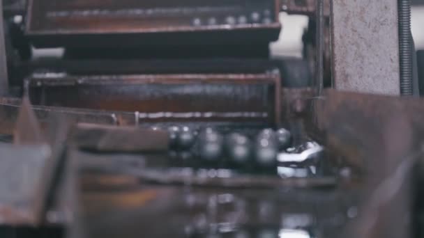 En grupp stålkulor rullar, tillverkning av kulor till en kulkvarn, tillverkning av lager — Stockvideo