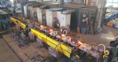 Elektrikli fırında metal bir çubuk yemek.
