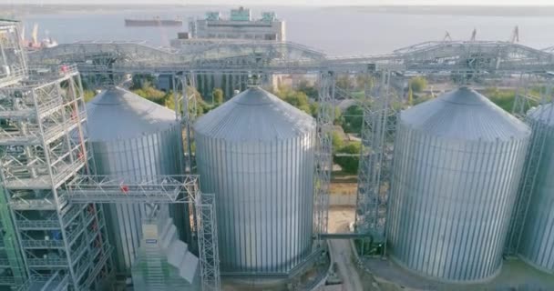 Vista del tanque de almacenamiento de granos desde arriba. Almacenamiento de granos en grandes ranuras vista aérea. Silo con grano. — Vídeo de stock