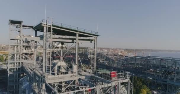 Tahıl asansörü limana yakın. Tahıllı modern silo. Deniz kenarında tahıllı ambar.. — Stok video