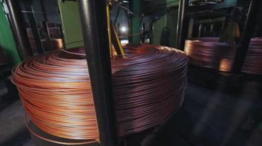 Bakır kablo bobinleri kablo endüstrisini sarar. Modern kablo fabrikası. Kablo üretimi.