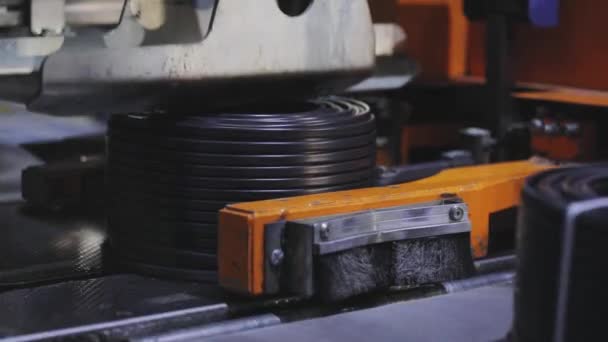 Carretéis de embalagem com cabo em um transportador moderno, bobinas de embalagem automática com cabo, transportador automatizado moderno em uma fábrica — Vídeo de Stock