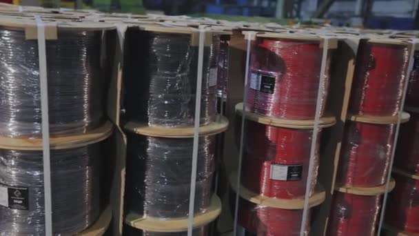 Kabelproducties. Pallets met kabelrollen. Gecoate koperen kabelrollen met verschillende kleuren. — Stockvideo