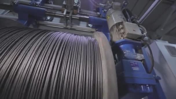 Enroulement du câble électrique à la bobine dans la production. Pdroduction par câble. Usine de câbles — Video