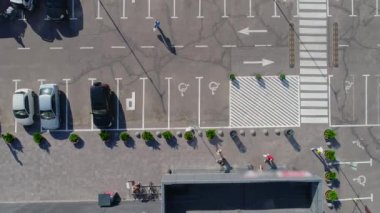 Park yeri manzarası, mağazanın yakınına park etmek, arabalar için büyük bir park yeri.