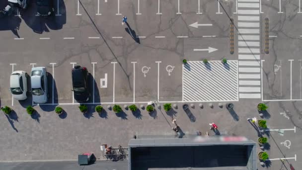 Aparcamiento vista superior, parque cerca de la tienda, gran aparcamiento para coches — Vídeo de stock