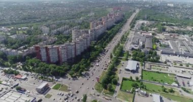 Arabalı bir kavşak. Arabalar kavşakta tepeden görünüyor. Üst görüntüde trafik sıkışıklığı