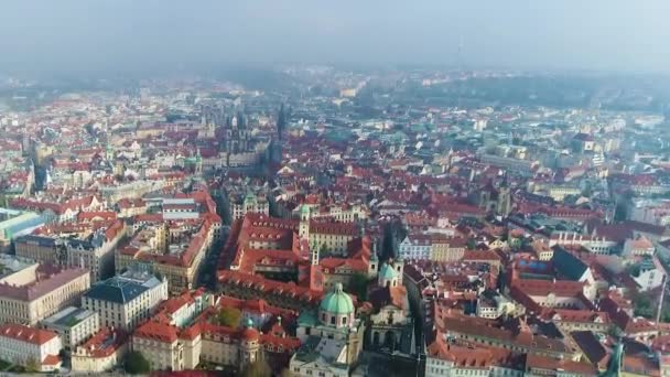 Luchtfoto van het stadsgezicht Praag, landschap panorama van Europa van bovenaf — Stockvideo