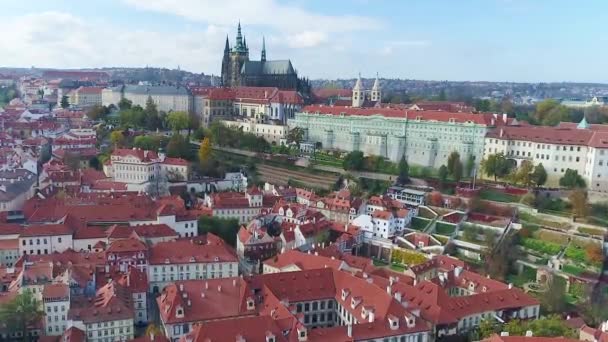Flyg över Gamla stan i Prag, panoramautsikt över rotunda St Vitus och det gamla kungliga palatset — Stockvideo