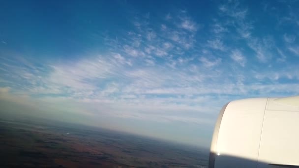Kilátás a repülőgép ablakából, Skyline keresztül a portálon egy repülőgép — Stock videók
