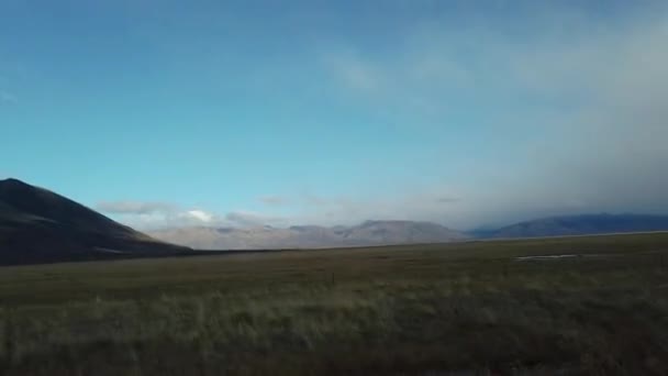 Vista de la carretera en el campo abierto desde la ventana del coche. Largo camino en el campo de Tagonia , — Vídeo de stock