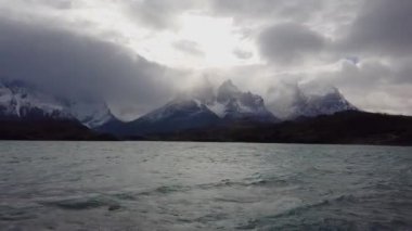 Cerro Payne Grande Dağı ve Torres del Paine manzarası. Patagonya 'da Cerro Paine Grande Dağı' nın yanında..