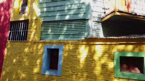 Район Ла-Бока в Аргентине, район с разноцветными домами в Фалайросе, Аргентина — стоковое видео