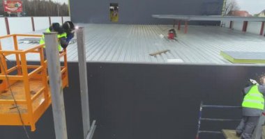 Kaynakçı, metal kaynak işlemi. İnşaat alanındaki kaynakçılar