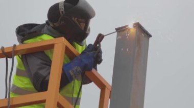 İnşaat alanındaki kaynakçılar yavaş çekim kaynakçılar, kaynakçılar, metal kaynaklama süreci..