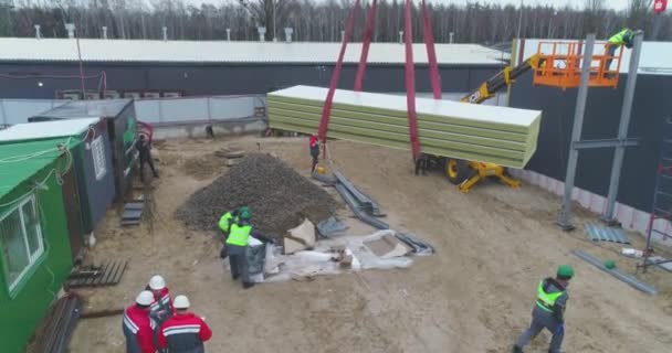 Technologie moderne sur le chantier, extérieur sur le chantier. Le processus de construction du bâtiment, vue aérienne, — Video