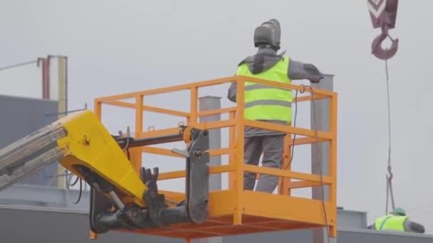 Svetsare på en byggarbetsplats. Svetsare på jobbet långsam, metallsvetsning process. — Stockvideo