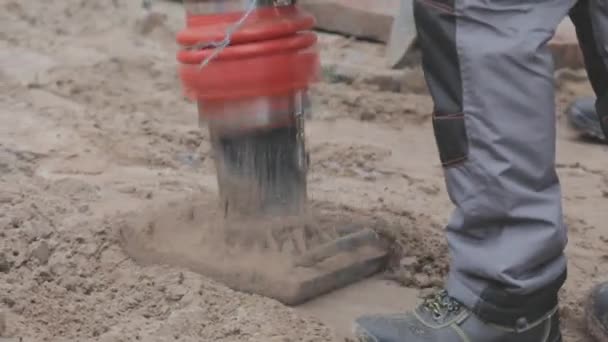 Die Rüttelplatte des Bodens stampfen. Stampfer. Arbeitsablauf im Bauwesen — Stockvideo