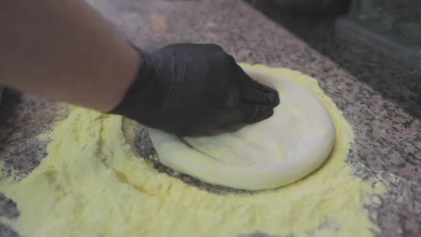 피자 반죽 요리. 셰프가 피자 반죽을 만든다 — 비디오