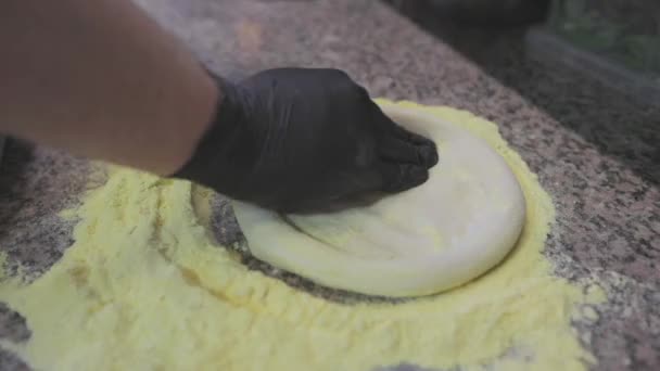 Cocinar masa de pizza. Chef hace masa de pizza — Vídeos de Stock