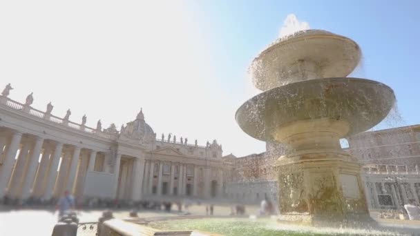 Brunnen auf dem Petersplatz. Italien, Rom. Brunnen auf dem Petersplatz in Zeitlupe — Stockvideo