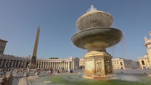 Fonte de St. Peters Square perto da Itália, Roma. St. Peters Square fonte câmera lenta. — Vídeo de Stock