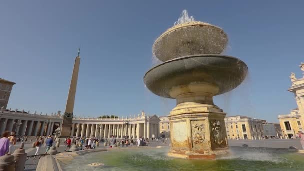 聖ペテルス広場の噴水はイタリア、ローマを閉じます。セントピーターズスクエア噴水スローモーション. — ストック動画