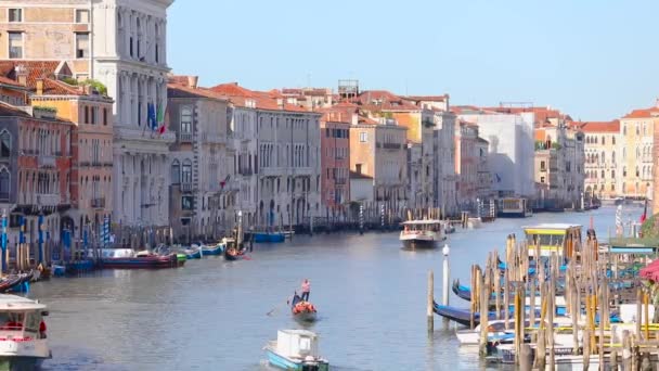 O principal canal de Veneza. Grande plano geral de Veneza do canal. Muitos barcos no Grande Canal — Vídeo de Stock