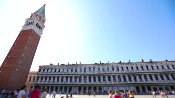 Dzwonnice na Piazza San Marco, Piazza San Marco, Wenecja, Włochy. Turyści na placu San Marco w Wenecji — Wideo stockowe