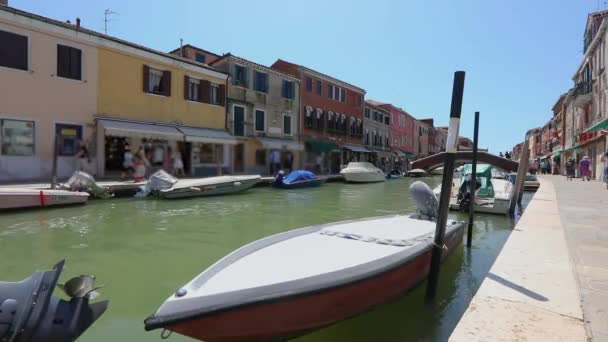 Motorcsónakok kikötve a keskeny csatornák Velence. Csónakok a velencei csatornákban — Stock videók