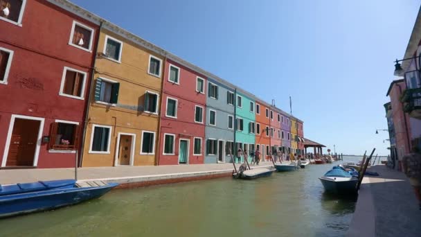 Färgglada hus på ön Burano. Venedig, Italien. Buranoön — Stockvideo