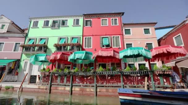 Венеция, остров Бруно. Красочные дома вдоль каналов острова Бруно — стоковое видео