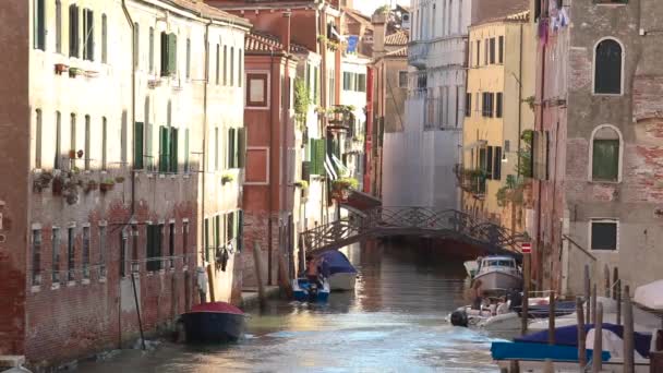 Canal en Venecia, un barco a motor navegando a lo largo de un canal en Venecia, Italia — Vídeo de stock