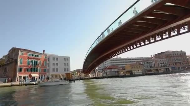 Ponte da Constituição de Veneza. Tiro de um barco que navega sob uma ponte constitucional em Veneza, Veneza, Itália. Itália — Vídeo de Stock