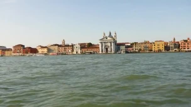 Jesuiti kostel Benátky, Jesuiti kostel z kanálu Benátek — Stock video