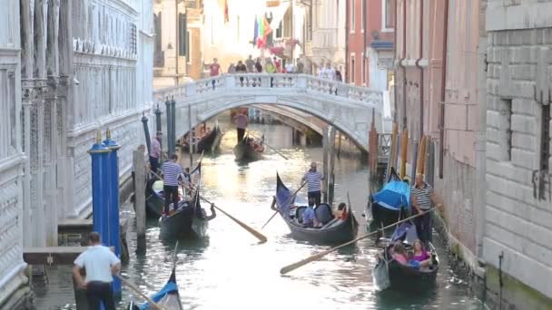 Vacker smal kanal i venis. Smal kanal med vita hus runt omkring. Suckarnas kanalbro Venedig — Stockvideo