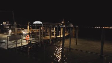 Geceleri Venedik 'te tekne iskelesi, geceleri Venedik' te ahşap iskele. Geceleri turistler olmadan Venedik