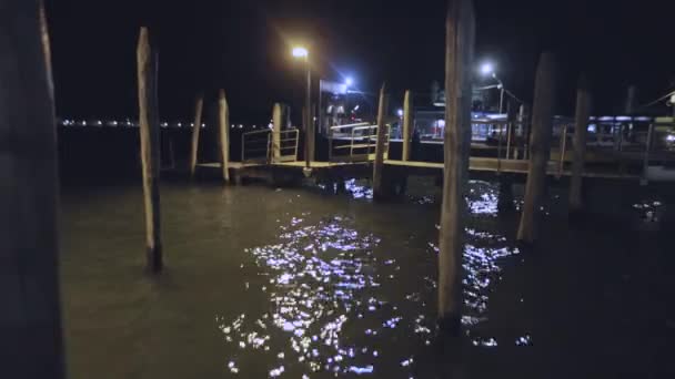 Drewniane molo w Wenecji w nocy. Molo łodzi w nocy w Wenecji. Wenecja w nocy bez turystów — Wideo stockowe