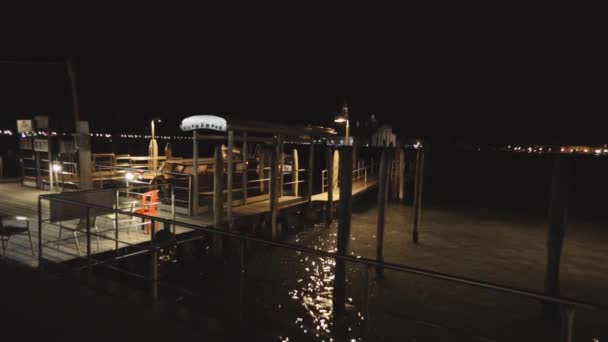 Pier barco à noite em Veneza, cais de madeira em Veneza à noite. Veneza à noite sem turistas — Vídeo de Stock