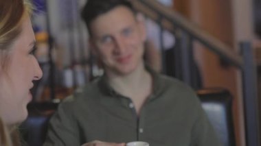 Bir kızla randevuda olan bir adamın konuşması. Restoranda bir kızla bir adam..