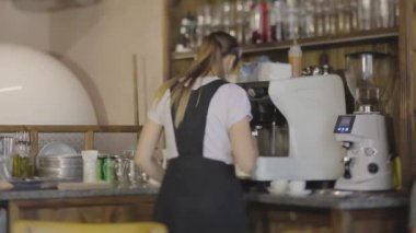 Kahveci kız kahve hazırlıyor. Kahve yapıyorum.