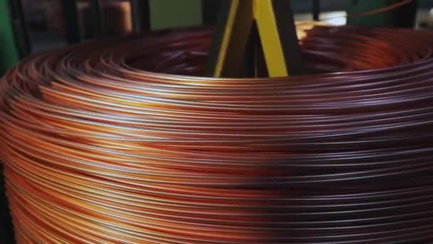 Bakır kablo bobinleri kablo endüstrisini sarar. Modern kablo fabrikası. Kablo üretimi. — Stok video