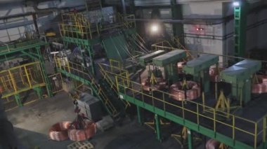 Modern bir fabrikanın endüstriyel iç mekanı. Sürekli Bakır Patenler Döküm. Modern kablo üretim tesisi.