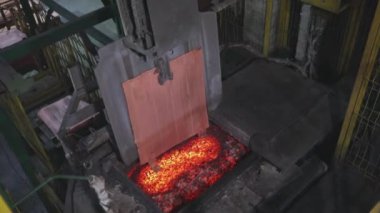 Kazana otomatik bakır besleme hattı. Fırındaki bakır erimesi, ocaktaki bakır erimesi....